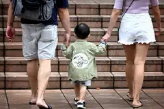 கூடுதலாக 10 வார பகிர்வு பெற்றோர் விடுப்பு வழங்கப்படும் என்று பிரதமர் லாரன்ஸ் வோங் தமது தேசிய தினப் பேரணி உரையில் அறிவித்து இருந்தார்.