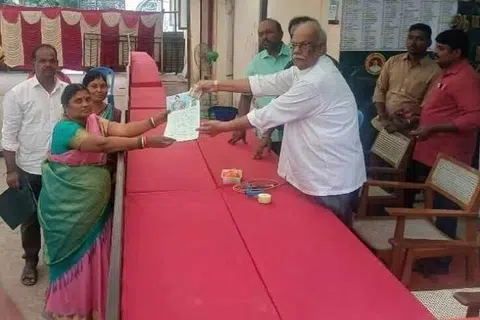 சிற்றூர், மாவட்ட, மாநில அளவில் பொறுப்பில் உள்ள திமுக பெண் நிர்வாகிகள் பலரும் தேர்தலில் போட்டியிட விருப்ப மனு அளித்துள்ளதாகக் கூறப்படுகிறது.