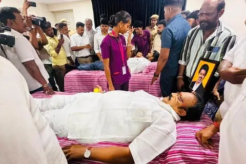 திரு விஜய்யின் பிறந்தநாளை முன்னிட்டு, திருச்சியில் இந்து சமய அறநிலைத்துறை அமைச்சர்‌ ரமேஷ், விஜய் மக்கள் இயக்க முன்னாள் மாவட்டத் தலைவர் ஆர்.கே. ராஜா உள்ளிட்டோர் ரத்த தானம் செய்தனர்.