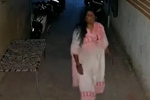 கண்காணிப்புக் கருவியில் சிக்கிய பெண். 