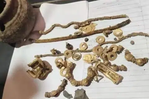 தோண்டப்பட்ட பள்ளத்தில் இருந்து எடுக்கப்பட்ட செம்புப் பாத்திரத்தில் 475 கிராம் தங்க நகைகள் காணப்பட்டன.