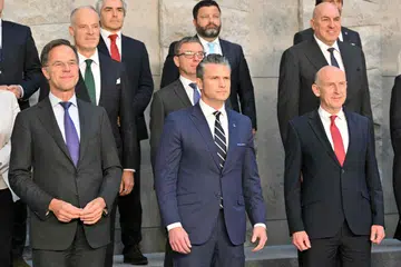 அமெரிக்கத் தற்காப்பு அமைச்சர் பீட் ஹெக்செத் (முன்வரிசையில் நடுவில்) நேட்டோ நட்பு நாடுகளின் பிரதிநிதிகளைச் சந்தித்துப் பேசினார்.