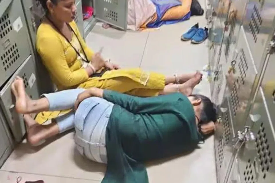 வெப்ப அலையில் ஊழியர்கள் கூடுதல் துன்பத்திற்கு ஆளாகியுள்ளதாகக் கூறப்படுகிறது.