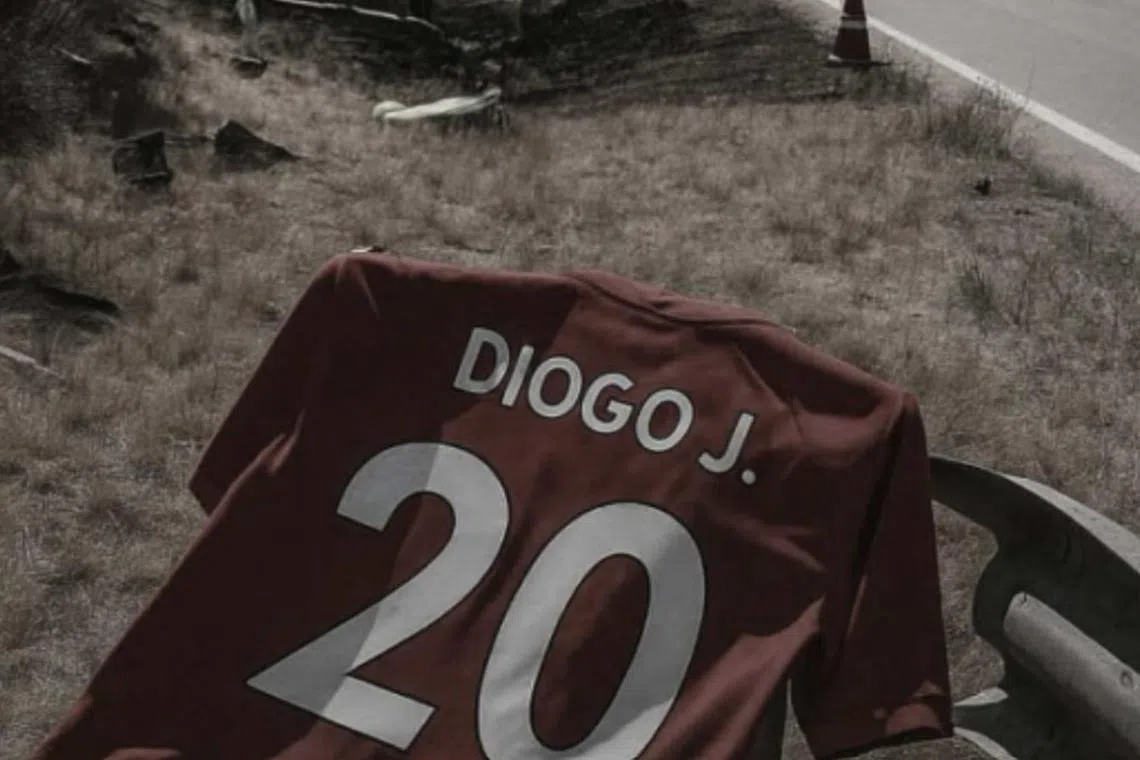 இறந்த லிவர்பூல் வீரர் ஜோட்டா;  விபத்து இடத்தில் காற்பந்தாட்டச் சட்டை 