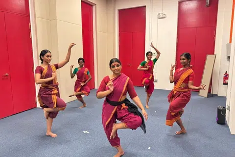 ‘பிந்து’ நிகழ்ச்சிக்குத் தயாராகும் நடனமணிகள். 