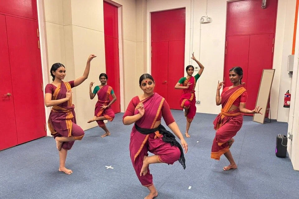 ‘பிந்து’ நிகழ்ச்சிக்குத் தயாராகும் நடனமணிகள்.