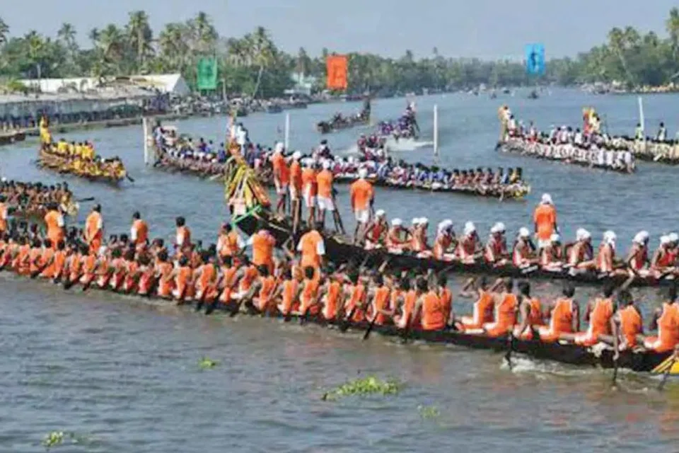 கேரள மாநிலம் ஆலப்புழாவில் 69வது நேரு கோப்பை படகுப்போட்டியில் சுண்டன் வள்ளங்கள் உள்பட 72 வள்ளங்கள் பங்கேற்றன. 