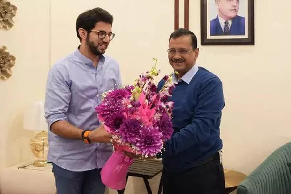 நட்பின் அடிப்படையில் நாங்கள் கெஜ்ரிவாலைச் சந்தித்தோம் என்றார் சிவசேனா கட்சியைச் சேர்ந்த ஆதித்ய தாக்கரே.  