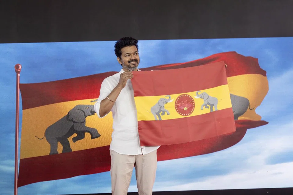 கட்சி நிர்வாகிகள், தொண்டர்கள், ரசிகர்கள் ஆரவாரம் செய்ய தமிழக வெற்றிக் கழகத்தின் கொடியை அறிமுகம் செய்து வைத்தார் நடிகரும் அக்கட்சியின் தலைவருமான விஜய்.