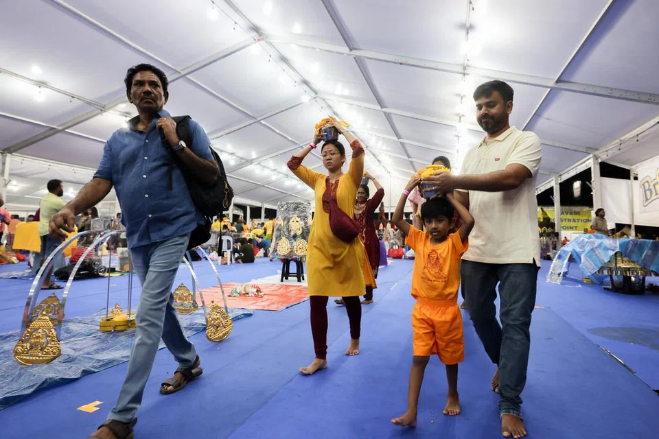 பால்குடத்தைத் தலையில் ஏந்தி நேர்த்திக்கடன்களைச் செலுத்திய ஒரு குடும்பம். 