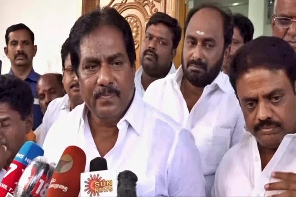 கப்பலூர் சுங்கச்சாவடியில் உள்ளூர் வாகனங்கள் கட்டணமின்றி செல்வதற்கு அனுமதி அளிக்கப்பட்டுள்ளதாக தமிழக வணிகவரித்துறை அமைச்சர் மூர்த்தி தெரிவித்துள்ளார்.