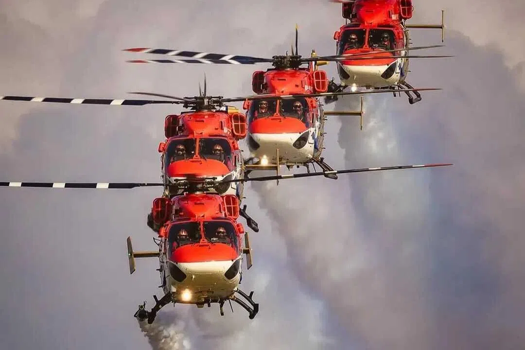 வானில் வண்ணஜாலம் நிகழ்த்தக் காத்திருக்கும் இந்திய விமானப் படையின் ‘சாரங்க்’ ஹெலிகாப்டர் குழு