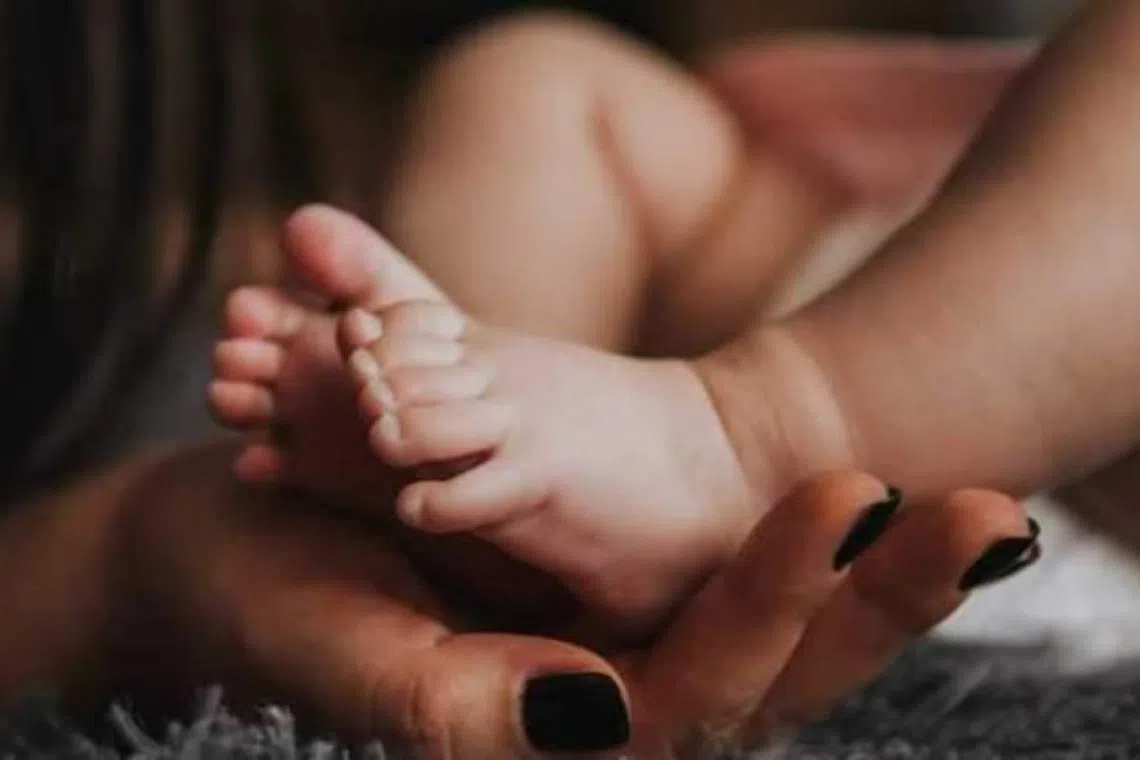 மகனைப் பெற்றெடுக்க முடியாததால், மகளைத்  தண்ணீர்த் தொட்டியில் வீசிய தாய்