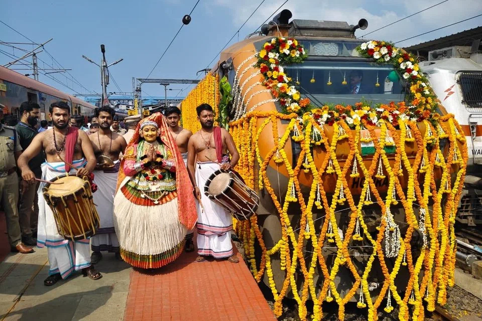 கேரளாவில் புதிய ரயில் சேவைகளைத் தொடங்கிவைத்தார் பிரதமர் நரேந்திர மோடி.