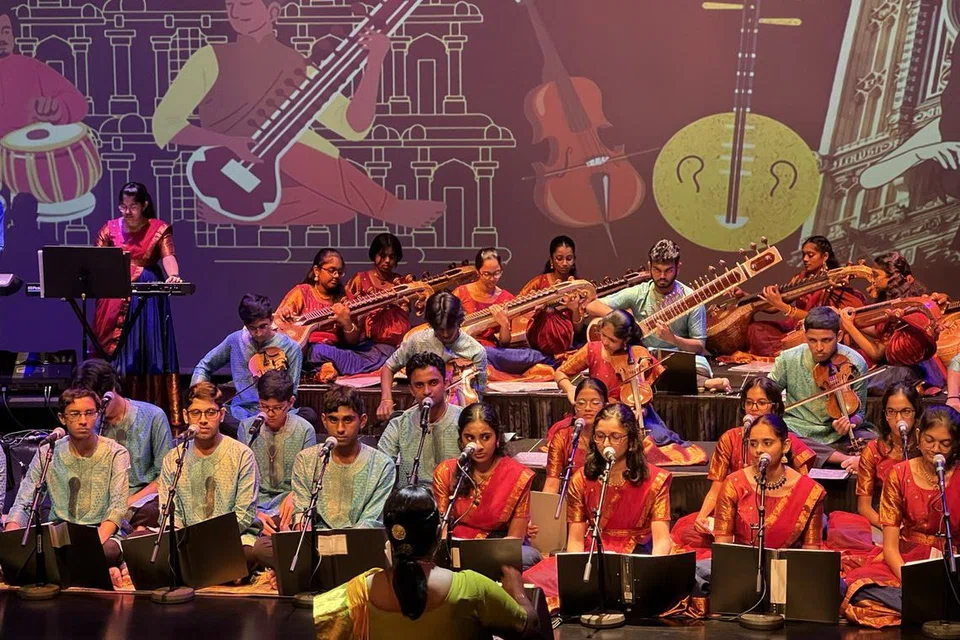 பல இன கலாசாரங்களை இணைக்கும் பாலமாக அண்மையில் இசை நிகழ்ச்சி ஒன்று மேடையேறியது.