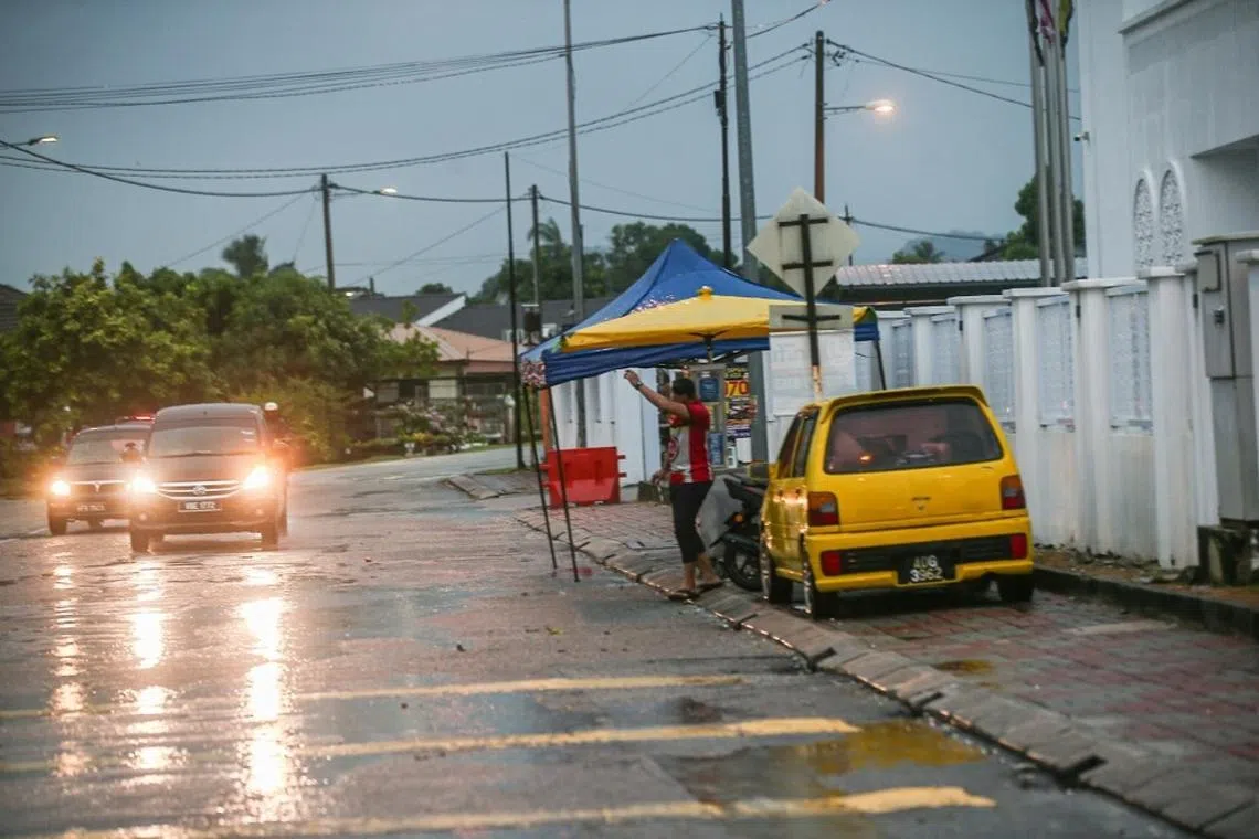 ஜோகூர், சரவாக் பகுதிகளில் தொடர்ந்து  கனமழை: வானிலை ஆய்வக எச்சரிக்கை 