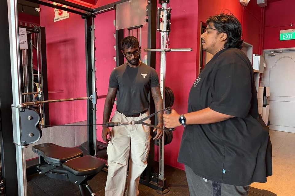 பயிற்றுவிப்பாளர் விக்னேஷ் வெண்ணுவின் நேரடிக் கவனிப்பு, வழிகாட்டுதலின்கீழ், ஹரேஷ் கம்பிவடக் கருவியில் தீவிரமாக உடற்பயிற்சி செய்கிறார்.