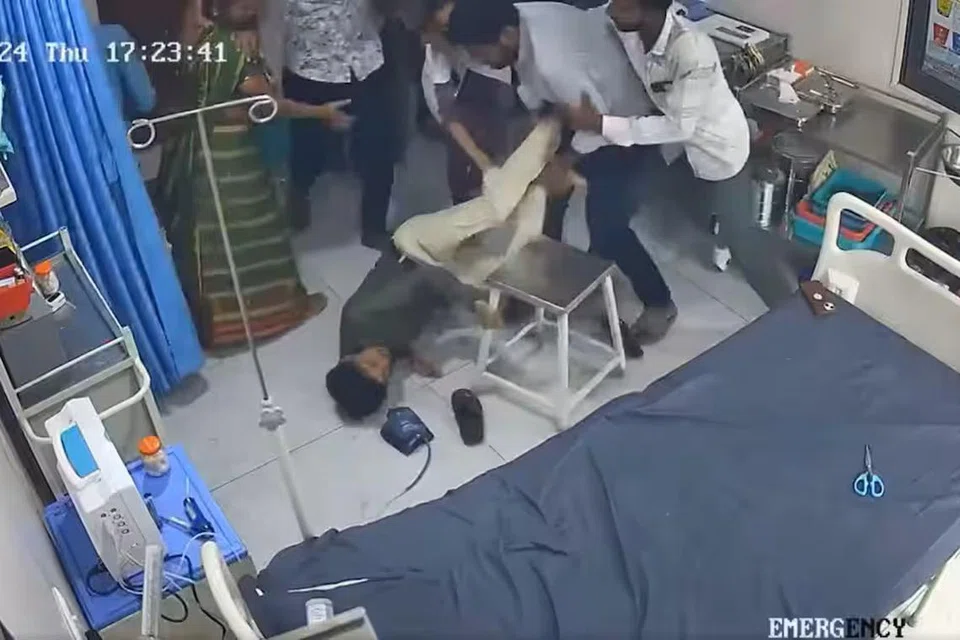 நோயாளியின் உறவினர்கள், மருத்துவரை அடித்து உதைத்தது கண்காணிப்புப் படக்கருவியில் பதிவானது.