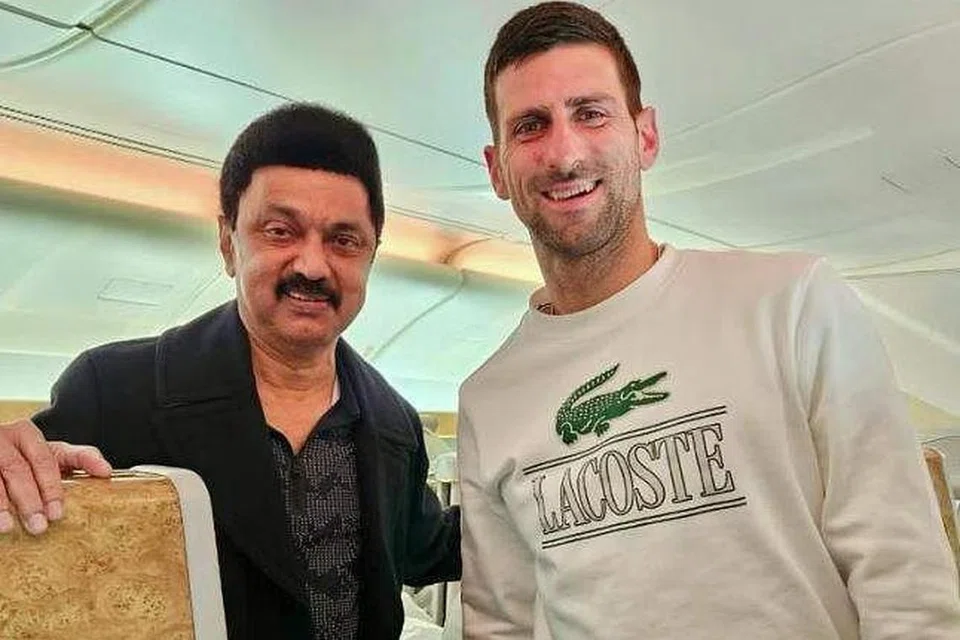தமிழக முதல்வர் மு.க.ஸ்டாலினுடன் டென்னிஸ் வீரர் நோவாக் ஜோக்கோவிச்.