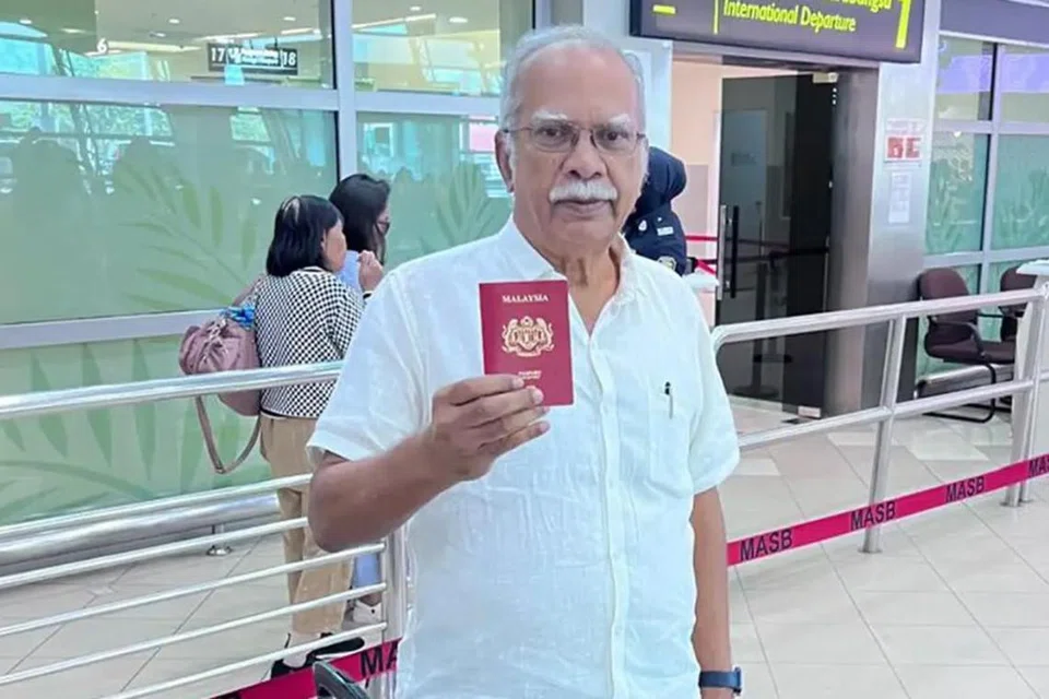 புதன்கிழமை பிற்பகல் 12.25 மணிக்குப் புறப்பட்ட ஃபையர் ஃபிளைட் விமானத்தில் பயணம் செய்ய பினாங்கு விமான நிலையம் சென்ற ராமசாமி.