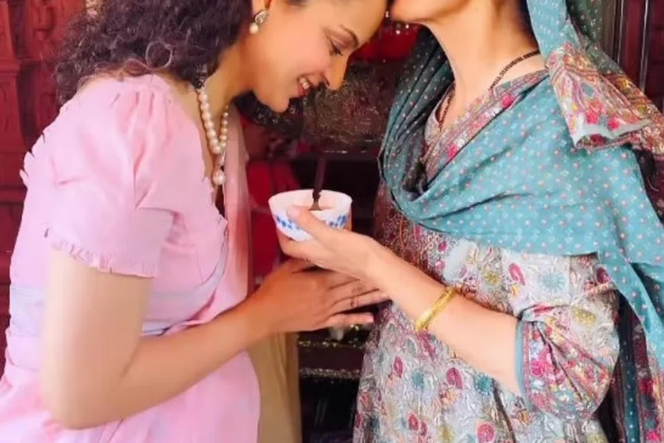 மண்டி தொகுதியில் வெற்றிபெற்ற பாஜக வேட்பாளா் நடிகை கங்கனா ரணாவத் குடும்பத்தினரிடம் ஆசிபெறுகிறார்.