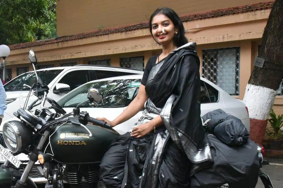 மோட்டார் சைக்கிள் பயணத்திலும்கூட சேலையை அழகாக உடுத்த முடியும் என்கிறார் ரமாபாய் லத்பட்.