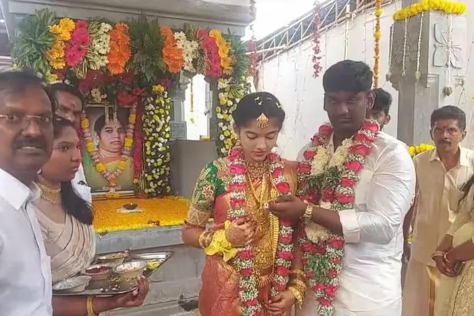 தாயாரின் கல்லறையில் திருமணம் செய்துகொண்ட தினேஷ் குமார், காயத்திரி.