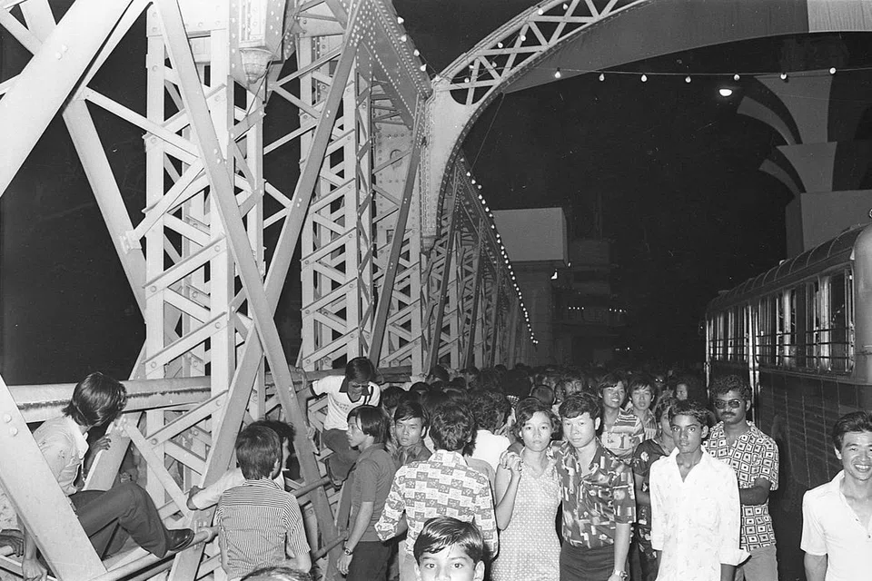 1976 தேசிய தினக் கொண்டாட்டங்களைக் காண ஆன்டர்சன் பாலத்தில் கூடிய மக்கள்.