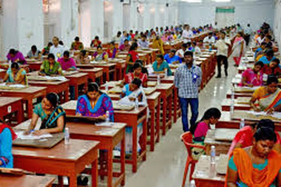 தேர்வு எழுதும் கல்லூரி மாணவர்கள்.