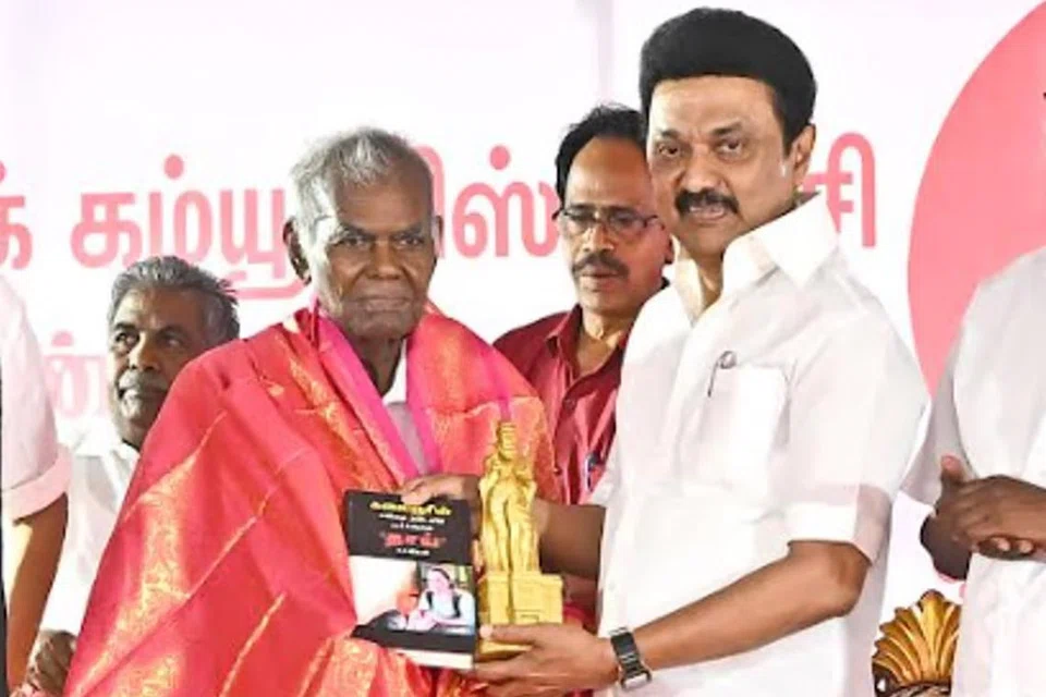 திரு இரா. நல்லகண்ணுவுடன் தமிழக முதல்வர் மு.க.ஸ்டாலின்.