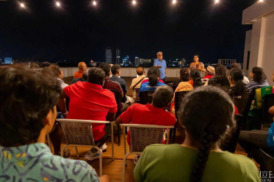 சொகுசு விடுதியின் மேல்மாடியில் வழமை தாண்டிய நினைவுகளை மனதில் பதித்த கவிராத்திரி நிகழ்வு
