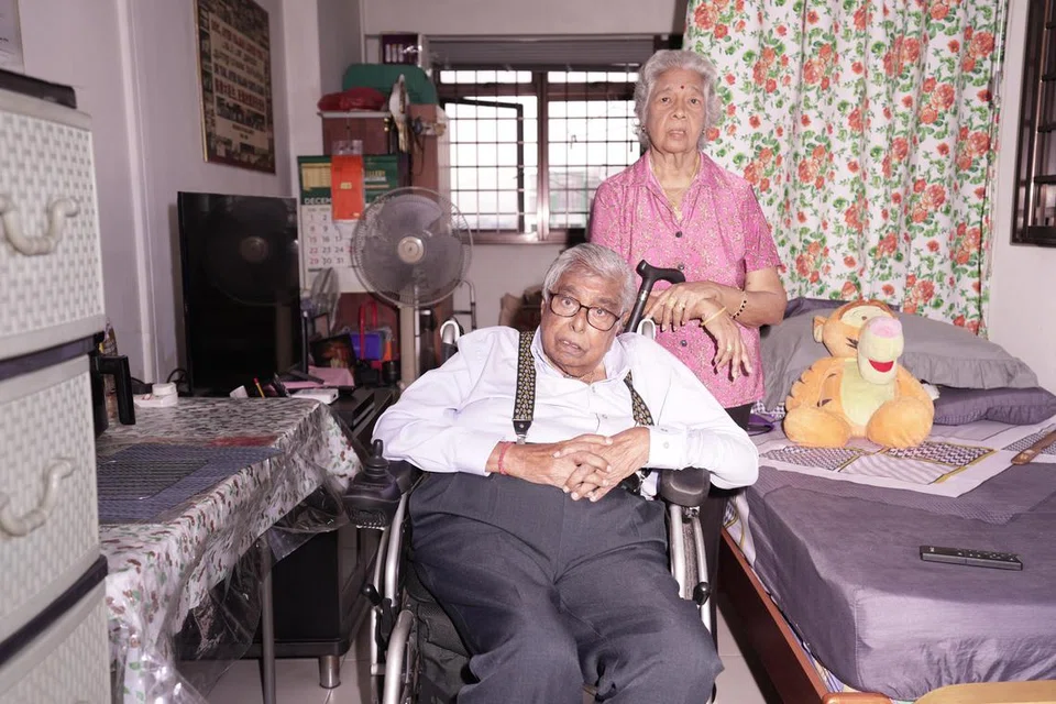 சக்கர நாற்காலி பயன்படுத்தும் கனகசிங்கம் குணரத்னம், 86, தம் மனைவியுடன் மார்சிலிங் வட்டாரத்திலுள்ள ஈரறை வீட்டில் வசிக்கிறார்.
