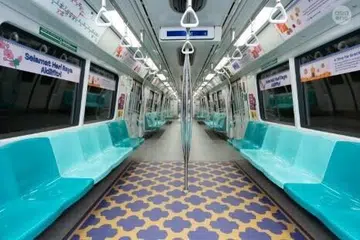 ரயில் ஒன்றில் காணப்படும் நோன்புப் பெருநாள் கருப்பொருளைக் கொண்ட அலங்காரங்கள். 