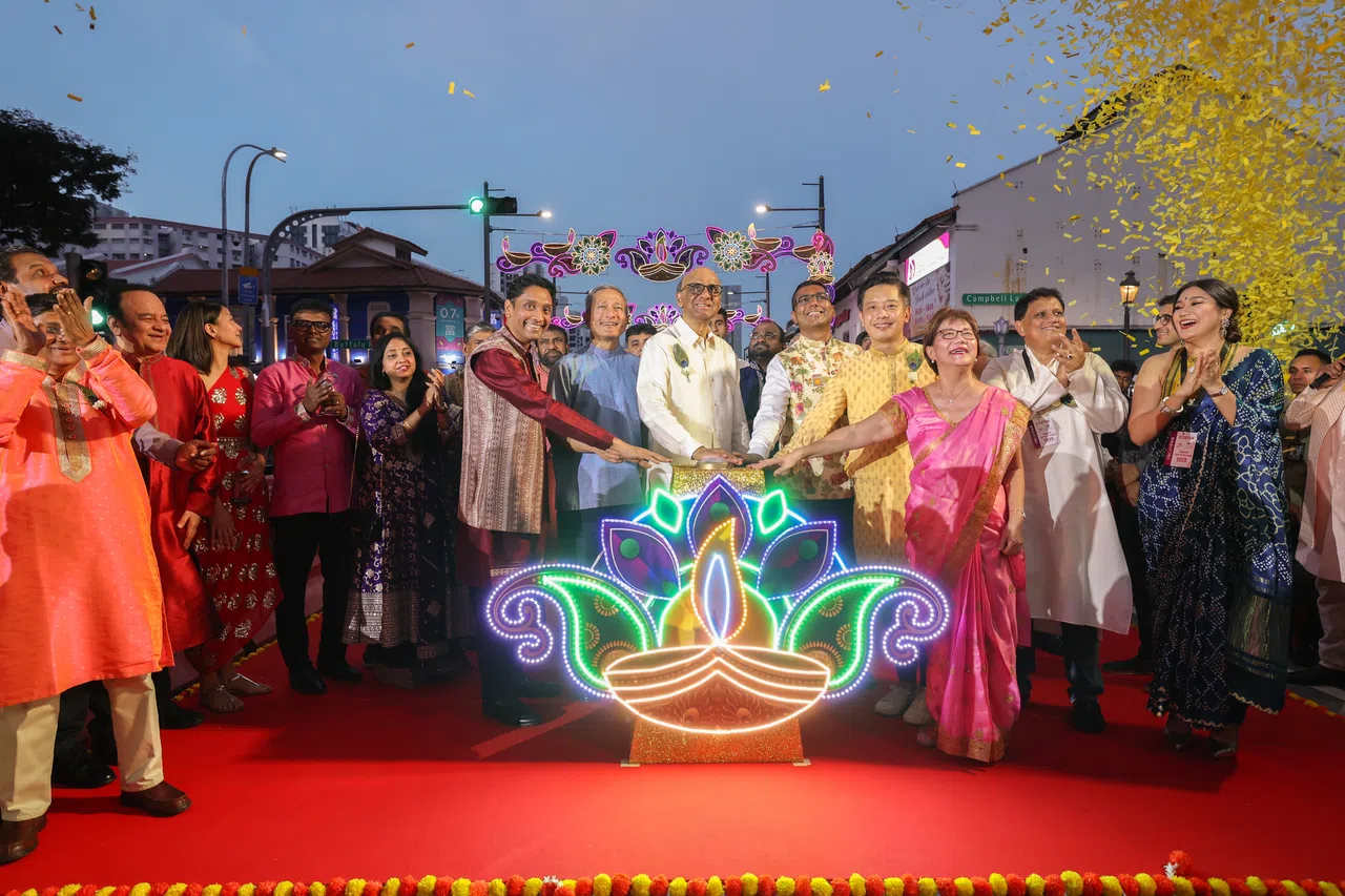 அதிபர் தர்மனும் இதர முக்கிய பிரமுகர்களும் இணைந்து 2025ன் தீபாவளி ஒளியூட்டைத் தொடங்கி வைத்தனர். 