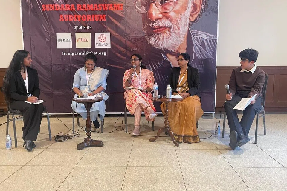 ‘வாழும் தமிழ் இலக்கிய விழா’ எனும் நிகழ்ச்சியில் பேச்சாளராகவும் சிறப்பு விருந்தினராகவும் கலந்துகொண்ட அழகுநிலா. 