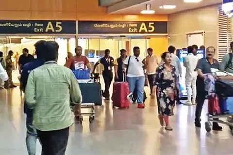 கேரளாவில் பணியாற்றிவரும் ஆயிரக்கணக்கான தமிழக ஊழியர்களுக்கு அங்குள்ள தனியார் நிறுவனங்கள் தேர்தல் வாக்குப்பதிவு நாளன்று விடுமுறை அளித்துள்ளது.