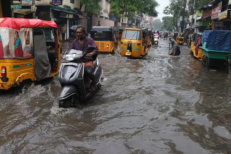 மழை நீர் சாலைகளில் தேங்கியதால் சென்னையில் வாகனமோட்டிகள் சிரமங்களுக்கு ஆளாகினர்.