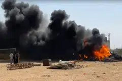 தீப்பிடித்து எரியும் தேஜஸ் போர் விமானம்.