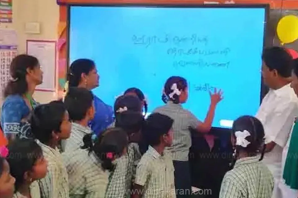 23,000 அரசு தொடக்கப்பள்ளிகளில் அறிவார்ந்த காட்சிப் பலகைகள் நிறுவும் பணி தீவிரமாக நடைபெற்று வருகிறது