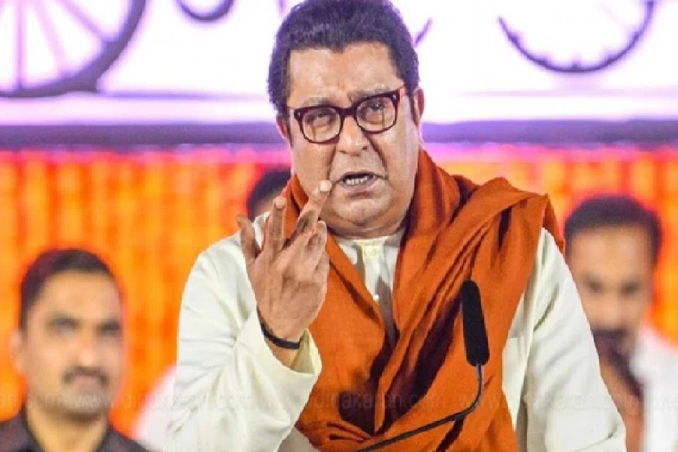பள்ளிகளில் இந்தி மொழி கட்டாயமாக்கப்படுவதற்கு நவநிர்மாண் சேனா கட்சி தலைவர் ராஜ் தாக்கரே எதிர்ப்பு தெரிவித்துள்ளார்.