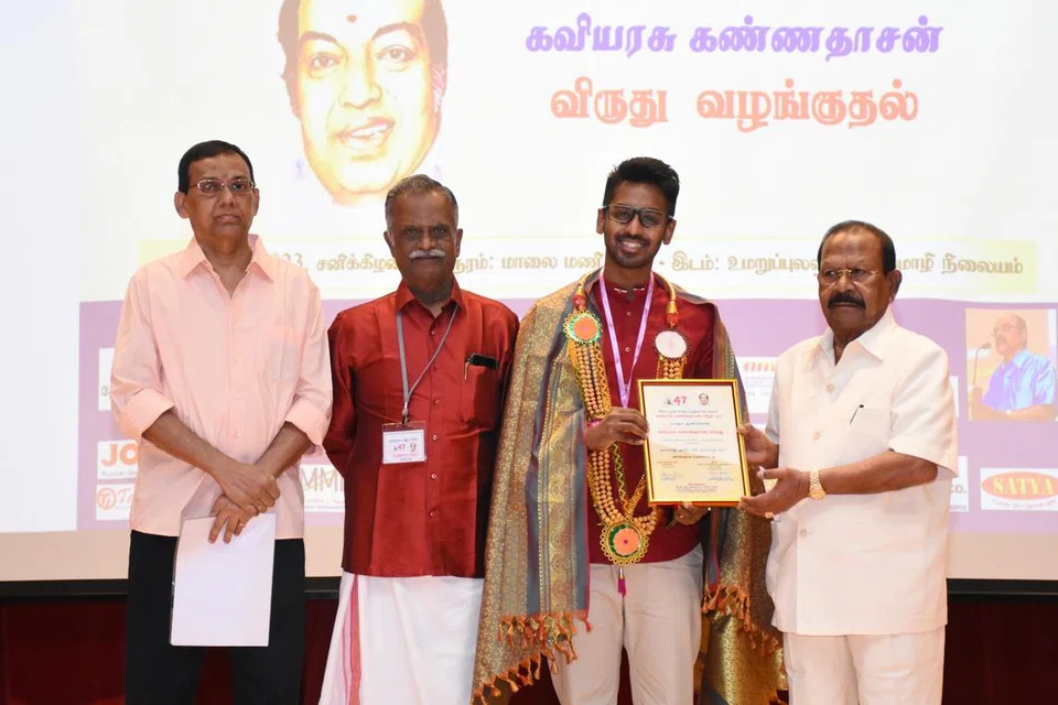 (இடமிருந்து) 25ஆவது கண்ணதாசன் விழா மேடையில் டாக்டர் கண்ணதாசன் இராமசாமி,  சிங்கப்பூர்த் தமிழ் எழுத்தாளர் கழகத் தலைவர் நா. ஆண்டியப்பன், முஹம்மது அமீன்,  விழாப் புரவலர் நாகை தங்கராசு.