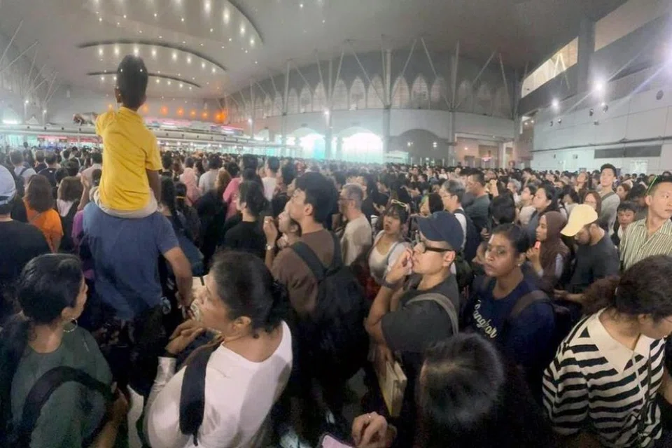 சனிக்கிழமை (ஜூலை 19) காலை 11.30 மணியிலிருந்து பேருந்து வாயிலாக மலேசியா செல்லும் சிங்கப்பூர்வாசிகள் கடுமையாகப் பாதிக்கப்பட்டனர்.