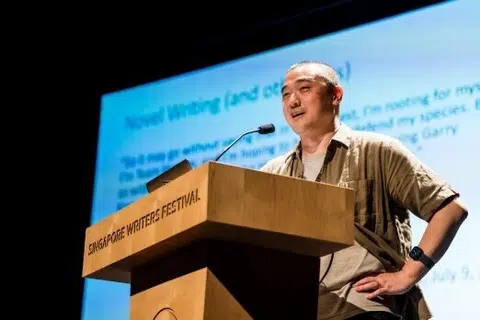 ஹ்யூகோ, நெபுலா ஆகிய விருதுகளை வென்ற ‘ஆல் தட் வீ சீ ஓர் சீம் (All That We See Or Seem - 2025)’ என்ற அண்மைய அறிவியல் புனைகதைத் திகில் நாவலை 49 வயதுகென் லியூ எழுதியுள்ளார்.