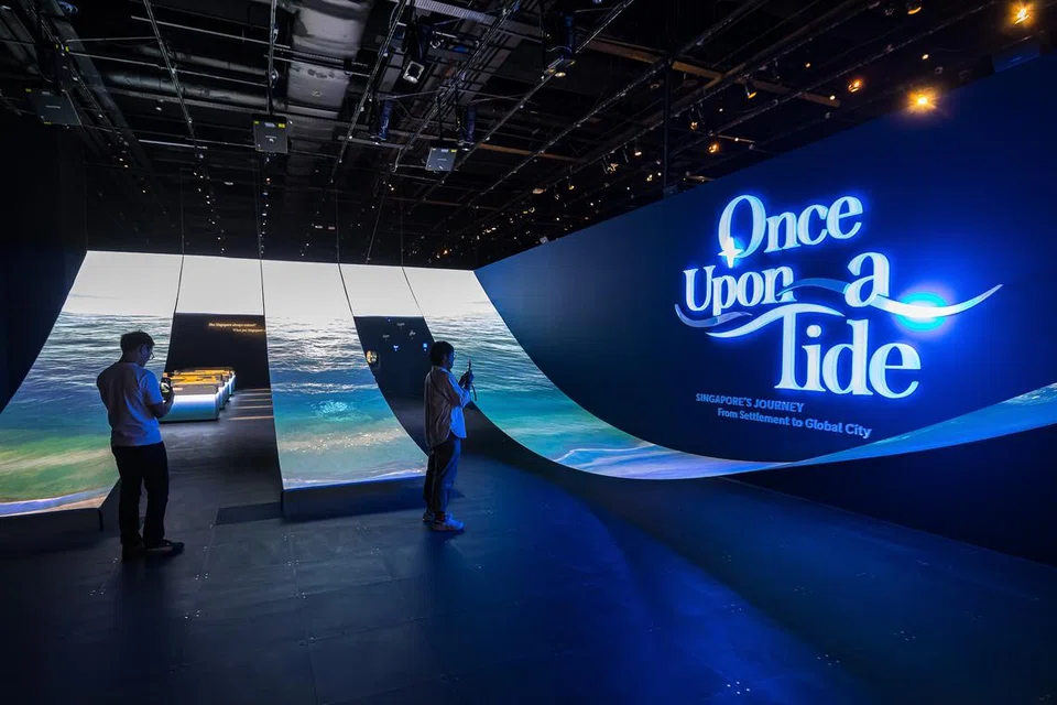 ‘ஒன்ஸ் அப்பான் எ டைட்’ (Once Upon A Tide) கண்காட்சியின் நுழைவு.
