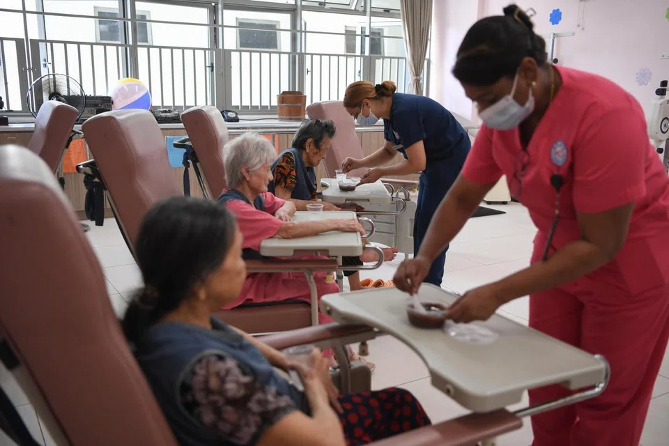 ஹவ்காங்கில் உள்ள டிஎச்கே தாதிமை இல்லத்தில் முதிய மாதுக்கு தாதி ஒருவர் உதவி செய்கிறார். சிங்கப்பூரில் மூப்படையும் மக்கள்தொகை அதிகரிப்பதால் தாதியர்கள் பற்றாக்குறை ஏற்பட்டுள்ளது.