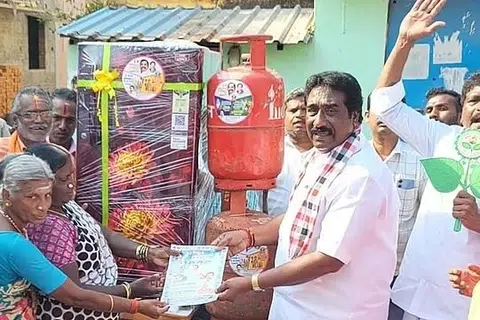 குளிர்பதனப் பெட்டி, எரிவாயுக் கலன் ஆகியவற்றுடன் வாக்கு சேகரித்த அதிமுக வேட்பாளர் சோமசுந்தரம்.