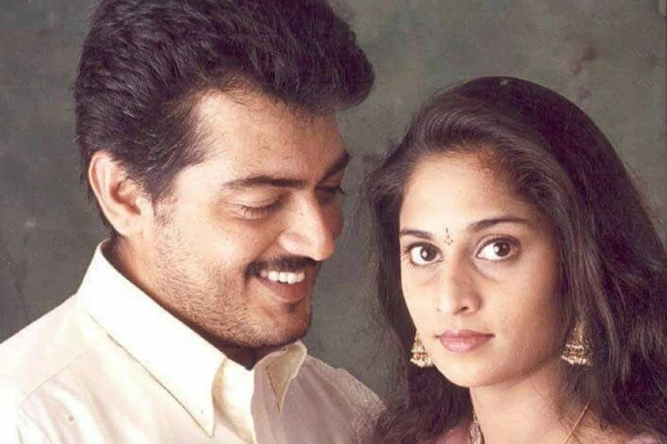 அஜித்குமாருடன் அவரது மனைவியும் நடிகையுமான ஷாலினி.