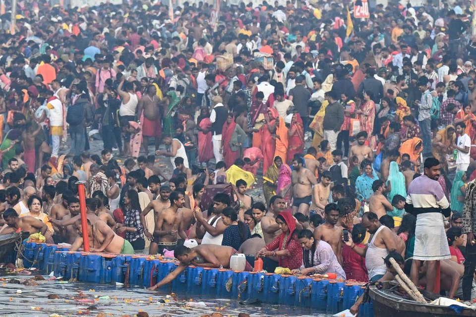 144 ஆண்​டு​களுக்கு பிறகு நடைபெறும் மகா கும்பமேளா என்​ப​தால் 100க்​கும் மேற்​பட்ட நாடு​களைச் சேர்ந்​த பக்தர்கள் அதில் பங்கேற்றனர்.