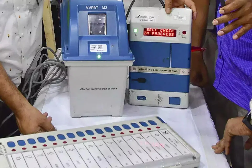 மின்னணு வாக்குப்பதிவு இயந்திரத்தில் பதிவான வாக்குகளை விவிபேட் சீட்டுகளுடன் சரிபார்ப்பதை கட்டாயமாக்கக் கோரி வழக்கு நடைபெறுகிறது.