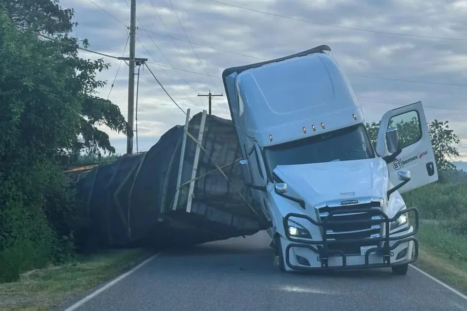 கனடா எல்லைக்கு அருகிலுள்ள சாலையில் கவிழ்ந்த இவ்வாகனத்தில் ஏறத்தாழ 31,750 கிலோ எடையுள்ள 70,000 தேன்கூடுகள் இருந்தன. 
